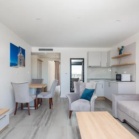 Loriana Apartment *